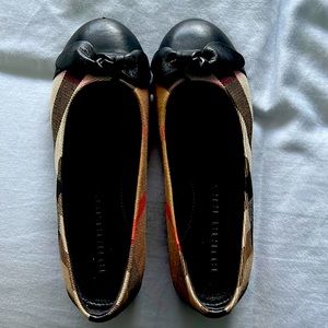 Burberry girls flats, barely used comes with box, Euro size 32 US size 13/1